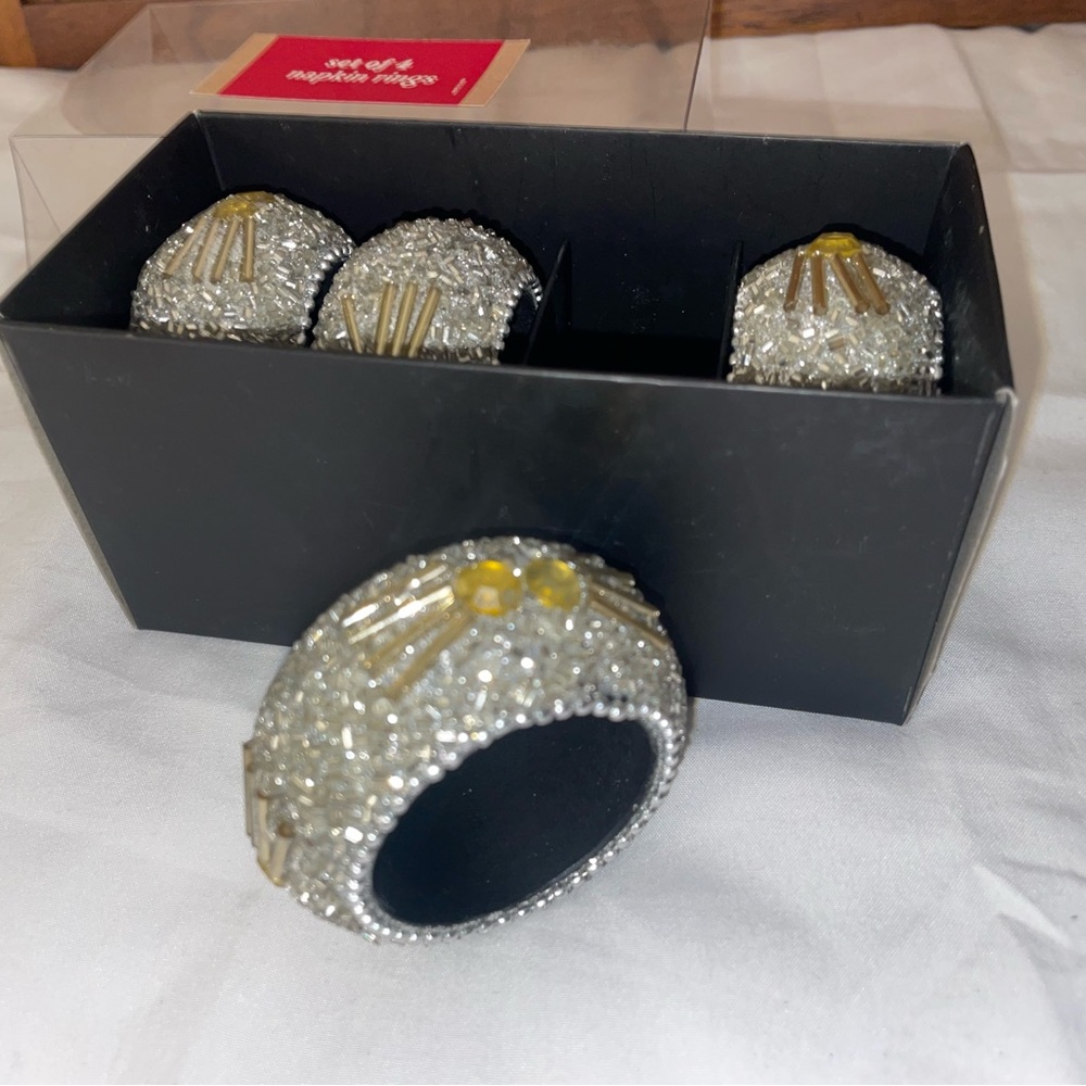SET OF 4 NAPKIN RINGS